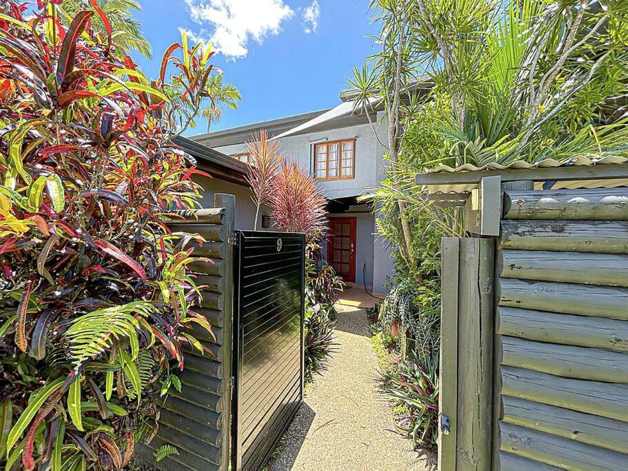 Villa Oasis, In Leafy Whitfield. Edge Hill Exterior foto